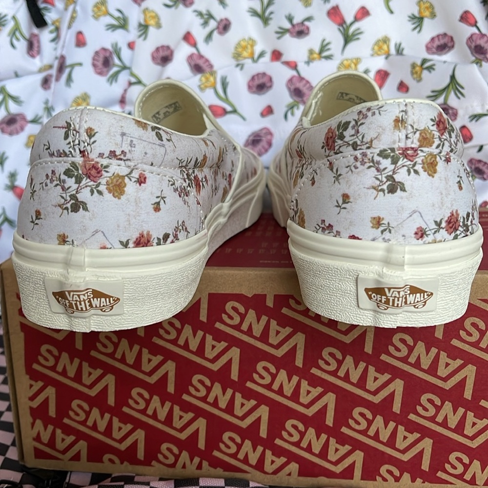 Vans WMNS Classic Slip-On (Vintage) Floral/Marshmal
VN0A38F7VMR
Sneakers - Picture 14 of 16